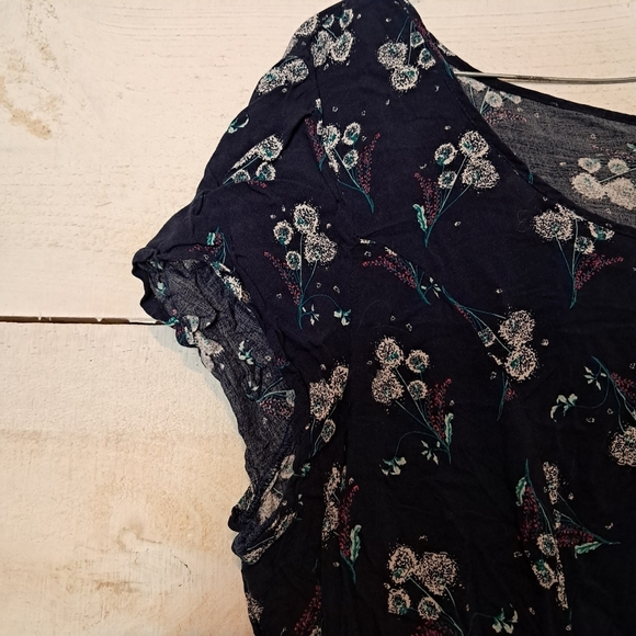 Torrid Women’s Navy Floral Light Rough Hem Top Blouse Size 0 - Picture 3 of 7